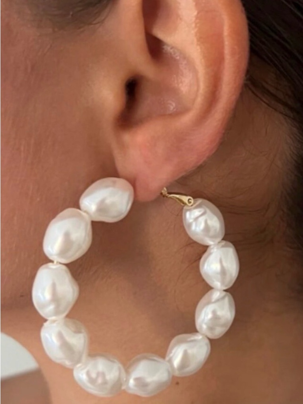 Baroque Pearl Hoop Earrings in White with Gold Clasp - Women Jewelry